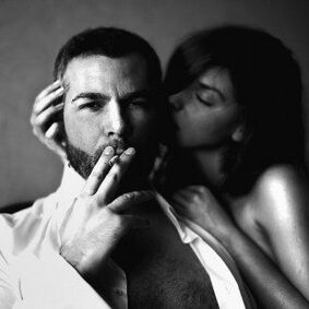 女人和野蛮的男人扩大了他的阴茎。