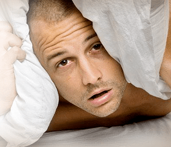 想要增大阴茎的心烦意乱的男人